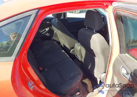 2016 Ford Focus Se z USA, uszkodzony, nr VIN 1FADP3F22GL281854